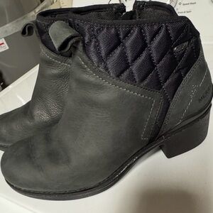 Merrell Women's black  Quilted Ankle Boot size 7